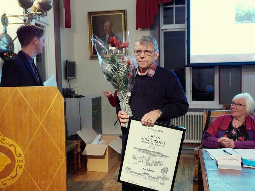 DET NORDISKA BIET Sture Hermansson Till årets miljöprofil i Hallsberg utnämndes Arne Andersson från Vretstorp för sitt arbete med det nordiska biet.