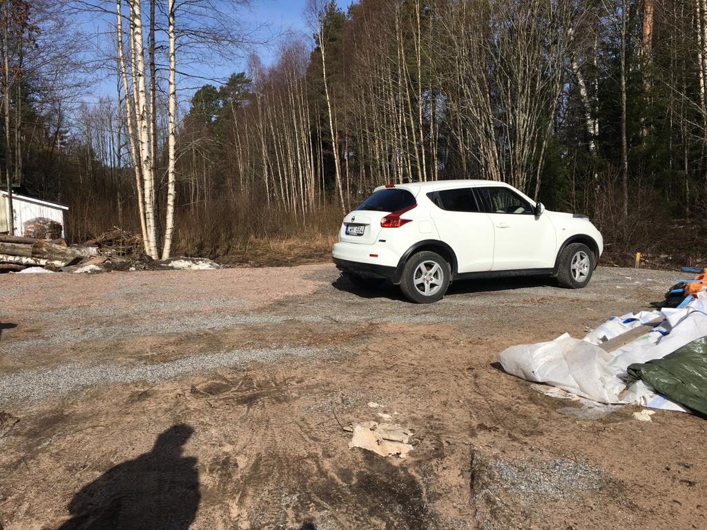Tomtplatsens norra gräns Makadam ska tas bort utanför tomtplatsen och marken