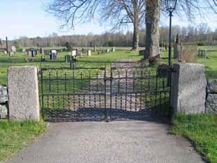 Allmän karaktär S:t Sigfrids kyrkogård ligger i en svacka och omges av ett öppet jordbrukslandskap.
