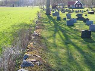 En gravplats belagd med grus finns i kyrkogårdens västra del. I övrigt är marken insådd med gräs. Den totala ytan är rektangulär till formen och sluttar svagt åt öster.