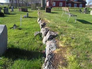 Gravvårdstyper Intrycket av den äldre delen av kyrkogården domineras av de höga, stående gravvårdarna i kyrkogårdens västra del.