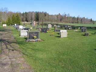Område 1 ligger söder om den gång som går över hela kyrkogården i nord-sydlig riktning och område 2 ligger norr om samma gång.