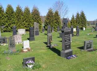 kyrka utmärkt. I västra delen av området finns kyrkogårdens äldsta bevarade gravvårdar.