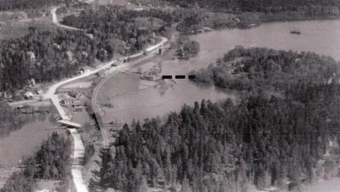 När järnvägen under 1870-talet drogs över Stäkets sund byggde man på det närmaste åskrönet vid sundet en vägbro över spåret.