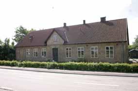 I skolan inrymdes även ett loft som var bostad för skolmästaren. 1847 uppfördes en ny byggnad som enbart var avsedd för skolverksamhet.