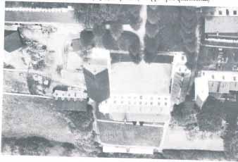 På denna skola undervisades socknens samtliga barn fram till 1862, då man hyrde en särskild lokal åt de yngre barnen.