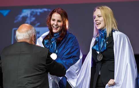 Att delta i Mästare-semifinalen gav mersmak. Iiris Salminen (till vänster) och Roosa Posti tog silver i EuroSkills 2014. BILD: Juha Roininen Dagarna var 8 10 timmar långa och överraskande tunga.