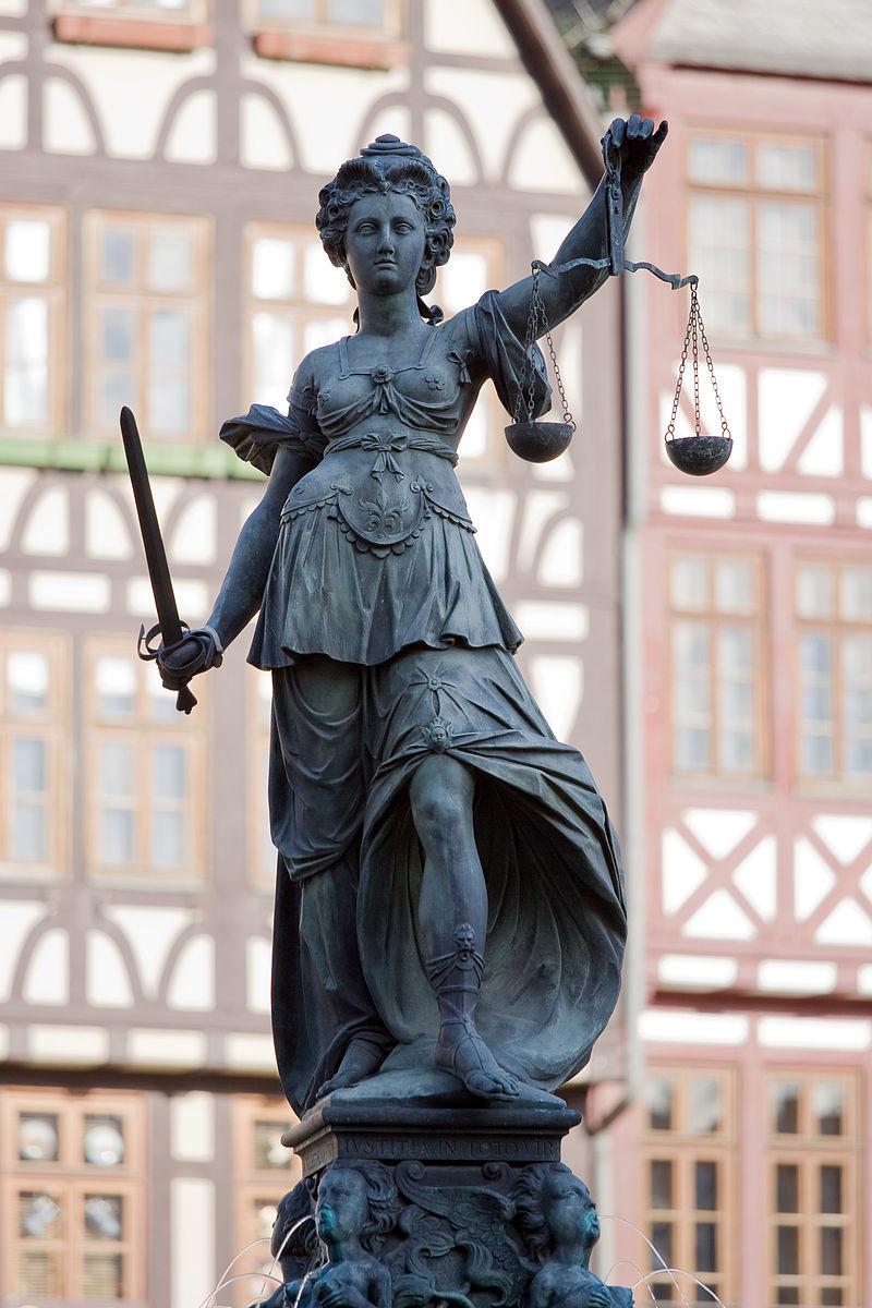 En staty av gudinnan Justitia.