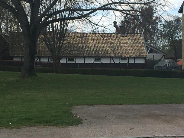 Sydöst om befintligt grönområde finns en äldre gårdsbyggnad Till vänster: Flerbostadshus intill befintlig parkeringsyta. Till höger: Gårdsbyggnad intill befintligt grönområde.