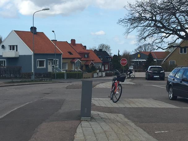 Intill livsmedelsaffären finns en parkering för kunder. Gång- och cykeltrafik Trottoarer finns längs med Nygatans och Trädgårdsgatans bägge sidor.