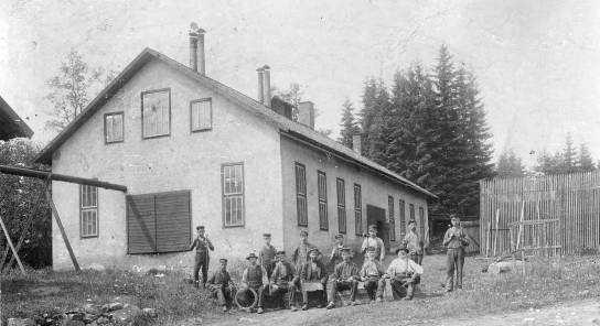 På övervåningen finns sängkammaren åt väster och ett rum åt öster, vilket senare kom att delas i två rum. På 70-talet byggdes en balkong i taket ut mot sjön, från hallen räknat.
