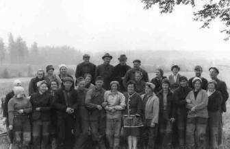 ersattes av traktorer och maskiner. Potatisplockare vid Ortele... Foton från Magnus Fransson ÄGARE FRÅN 1972 FAMILJEN SAMUELSSON År 1972 köpte Axel Sixten (f.1914-08-06 i Säby Jönköping d.