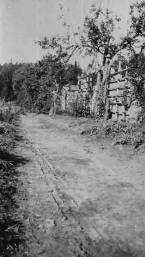 försetts med torn. I folkmun kallas den för "Kinesiska muren" på grund av likheten med det imponerande byggnadsverket i Kina. Den byggdes ca. 1875 av Per August Kjellberg i Trehörning.