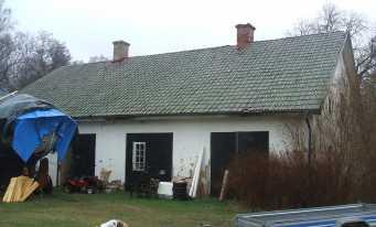 Vem som bodde i den andra lägenheten känner jag inte till. Under Ruth Bluchers sista tid bodde ett par vid namn Marianne Elf och Michael Verrier i den andra lägenheten.