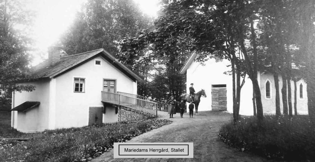 Bilaga 6 sid 2 Ladugården (hus 31) i förgrunden och hus 33