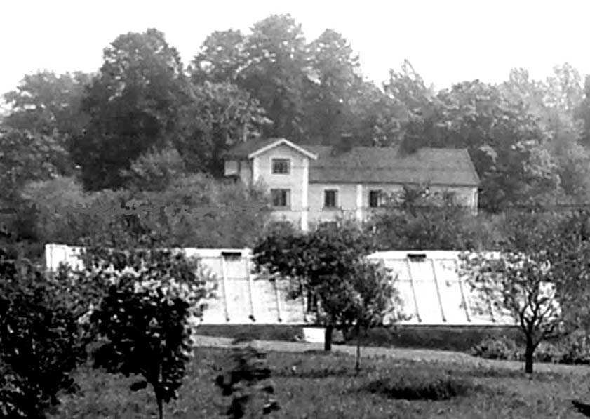 Fotografi från Gustaf Svensson Tagna ca 1908 Stallet till höger.