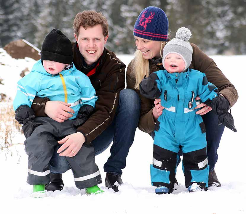 Västgötaslätten vilar tyst under den sena vinterns snötäcke, men hemma hos nygifta Lina och Rasmus Helin på Erik-Larsgården utanför Lidköping är det som vanligt full fart.
