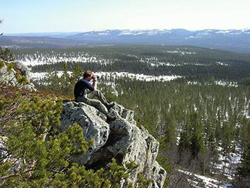 På Gråsidans steniga sluttningar finns flera sådana diken, så kallade skvalrännor. Mer information kan du få av: Länsstyrelsen i Jämtlands län: 010-225 30 00, www.lansstyrelsen.