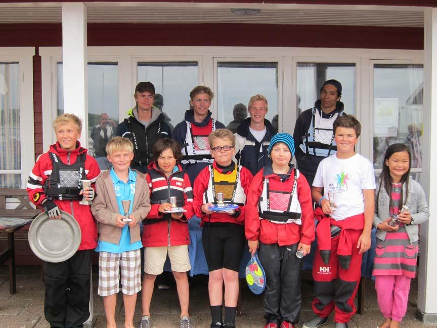 10-seglingarna 2012 Det var ett positivt kämpande gäng som deltog i årets 10-seglingar och veckan bjöd på seglingar i ganska ruggigt väder och hård vind.