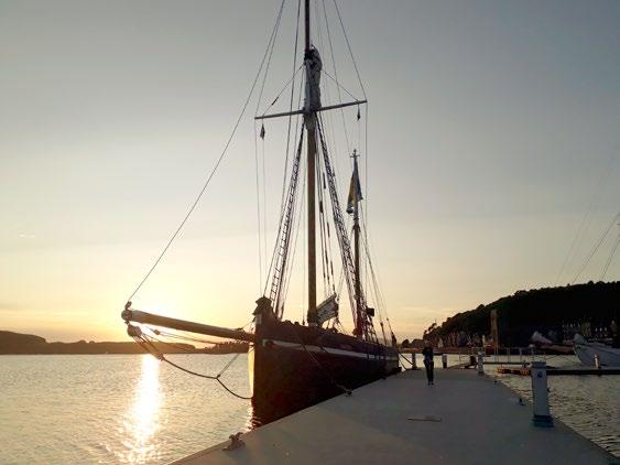 Atlantica, ett av Kryssarklubbens tre skolfartyg. var klar med månsken.