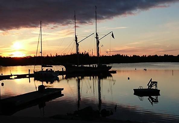 Kl 08:00 lägger fartygen ut i tjock dimma, 4-5 m/s, med kurs mot Kökar, en sträcka om cirka 27 sjömil ungefär motsvarande 50 km.