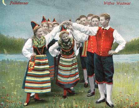 AV-iterna var iklädda svenska folkdräkter 1891, som kunde påminna om dessa. Vid den nyländska hembygdssoarén uppträdde AV-iter med dansen Väva vadmal. Postkort, 1904.