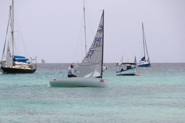 Foto: Johan Forsman Finn World Masters 2017 Bilden visar Johan Wijk när seglar in till stranden i Barbados. Foto: Åsa Alm Finn World Masters 2017 seglades på Barbados.