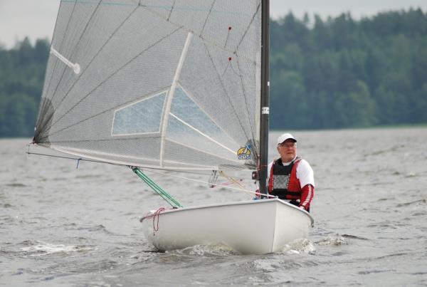 Klassmästerskap för masterseglare i Finnjolle 2016 Daniel Miles blev tvåa i USS-regattan 2016, "plåtat" efter målgång i sista delseglingen söndagen 19 juni. Foto: Emma Pettersson.