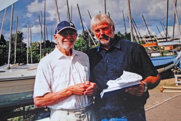 Paul Elvström 1928-2016 Bilden togs i hamnen i Skovshoved lördagen 27 augusti 2005 och visar den då 77-åriga Paul Elvström tillsammans med Torsten Jarnstam, som hade det stora nöjet att en gång få