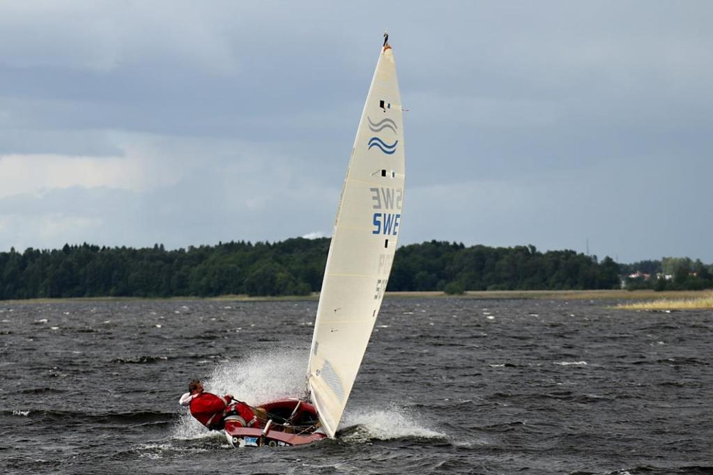 16 Finnjollar tävlade i dagarna två i varierande vindar. Lite mer vind var det under lördagen och lite mindre på söndagen, men 6 race kunde genomföras som planerat.
