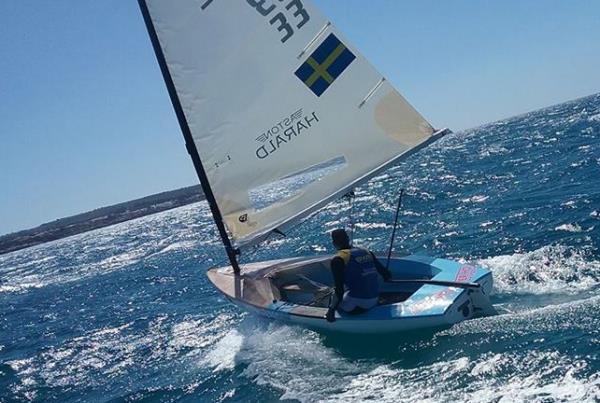 Max Salminen vann världscupregattan på Mallorca 2017 Bilden visar Max Salminen/SWE 33 på in till hamnen efter att vunnit medaljracet och därmed vunnit världscup-regattan på Mallorca - Trofeo Princesa