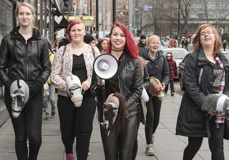 En film om det lilla i det stora och om konsten att vara närvarande medan livet pågår. Biopremiär 3 november Hobbyhorse Revolution av Selma Vilhunen, Finland/Sverige. 90 min. folketsbio.