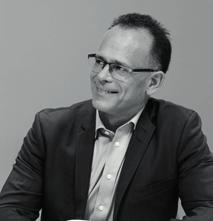 Dustin sedan 2015 Född: 1978 Utbildning: Kandidatexamen i Företagsekonomi från Stockholms Universitet.