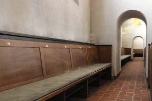 Utförda åtgärder Väggar och valv Efter rengöring av väggar och valv konstaterades att putsen var i mycket god kondition, varför omputsningen inskränktes till mindre partier och skador.