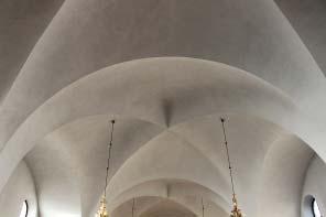 Eftersom kyrkans puts hade ovanligt hög hållfasthet och var mycket väl utförd, ansågs det olämpligt att knacka ner putsen och putsa om för att kunna måla med kalkfärg.