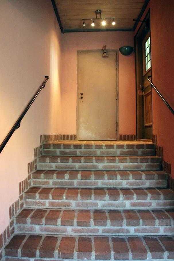 väggar. Trapphusets övre del efter rengöring.