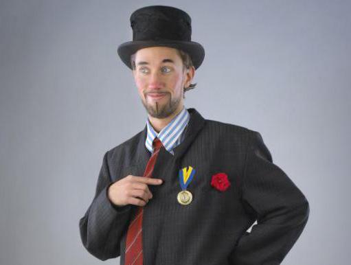 Clowneri och trolleri Jonas Södergren En fartfylld blandning av trolleri och clowneri. Stora portioner humor och magi. Med endast en gammal väska kommer Jonas Södergren in och tar över.
