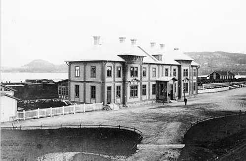 Fotografiet är taget under 1880-talet och visar det ursprungliga stationshuset, östra fasaden.
