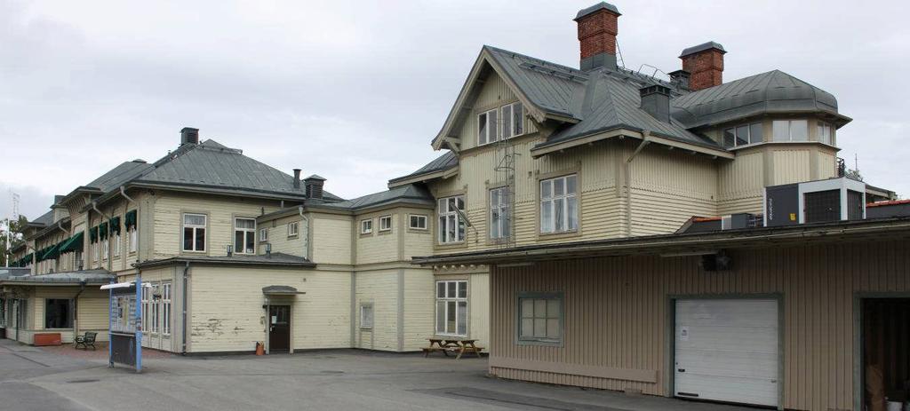 Bågarna är målade vita. Stationsområdet från bangården 2010.