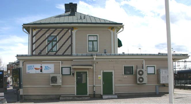Målades för att bättre smälta in Norra fasaden.