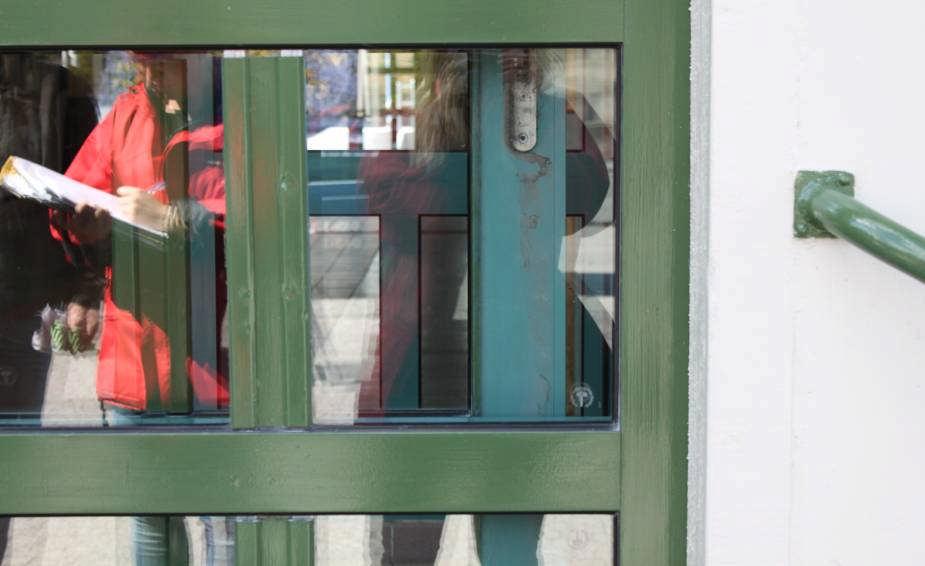 färdigbehandling. Omålade detaljer målades senare i fasadfärg för att bättre smälta in.
