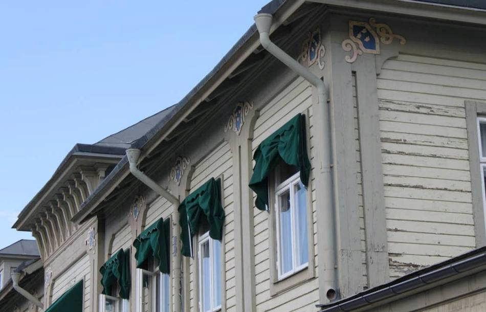 Övre vänster: Sista gamla färgen är på