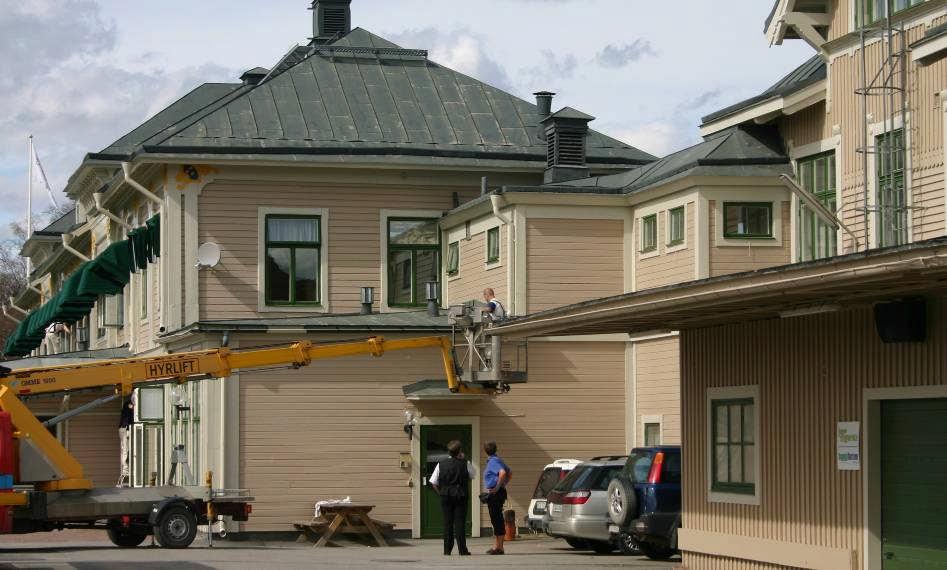 Plåtskåpet under fönstret målades i