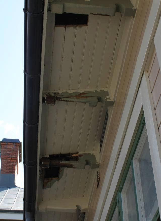Vänstra bilden: Rötskador på östra fasaden under verandataket. Högra bilden: Den röda pilen pekar på en plåtbit, som skyddar för vatten från stuprör.