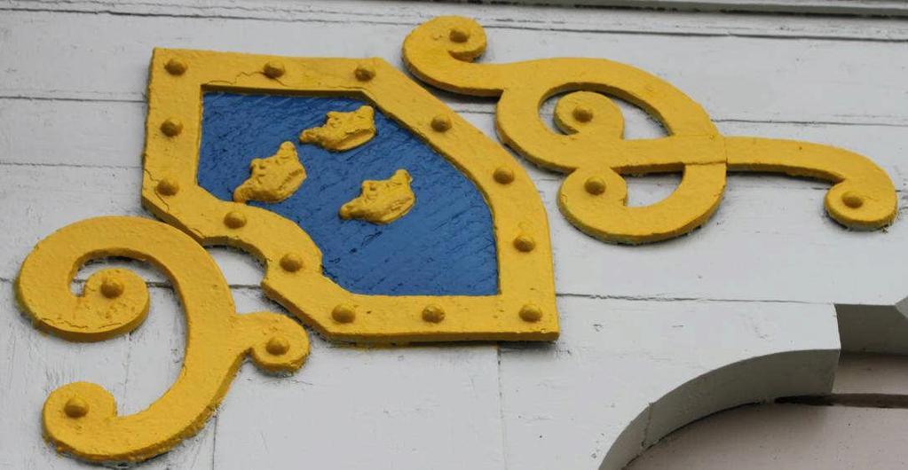 Men det beslutades att ingen åtgärd skulle göras på rören som blev kvar och när stuprören blev målade i omfattningskulören störs det inte att lövsilarna är placerade ovanför listen och det är en