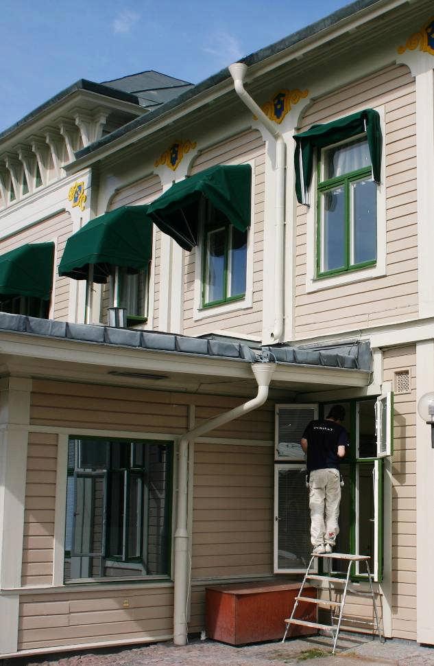 Korgmarkiser Vid fönstren på övre våningen mot bangården finns korgmarkiser, totalt 17 stycken.