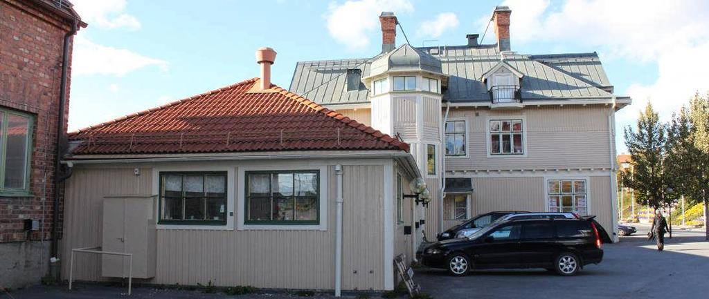 Tegelbyggnaden ingår i byggnadsminnet men åtgärdades inte nu. Rötskadad vindskiva Byggnaden mot bangården. Portarna ännu ej målade.