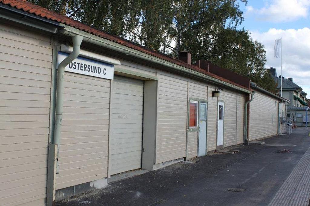 Rötskador På fasaden ut mot spåren, mot väster, var vindskivan över garage och förrådstillbyggnaden mot norr skadade av röta och byttes så långt den var rötad.