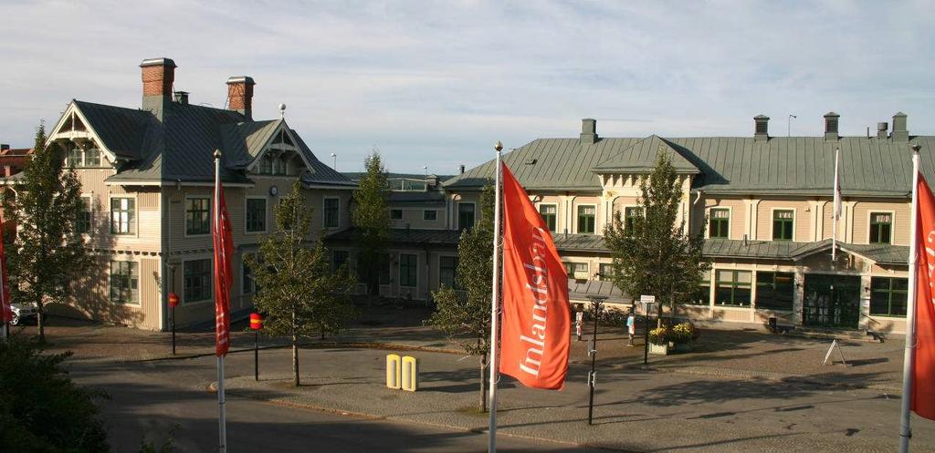 Miljöbeskrivning Sedan första byggnaden uppfördes 1879 har med tiden fler byggnader och tillbyggnader varit nödvändigt, och stationsområdet består idag av flera byggnadskroppar.