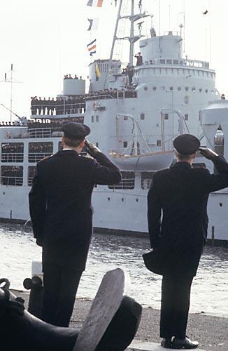 Bilden är tagen av Conny Magnusson som var fotograf på resan 74-75 och som kommit till vår resas hemkomst för att ta emot sin vän